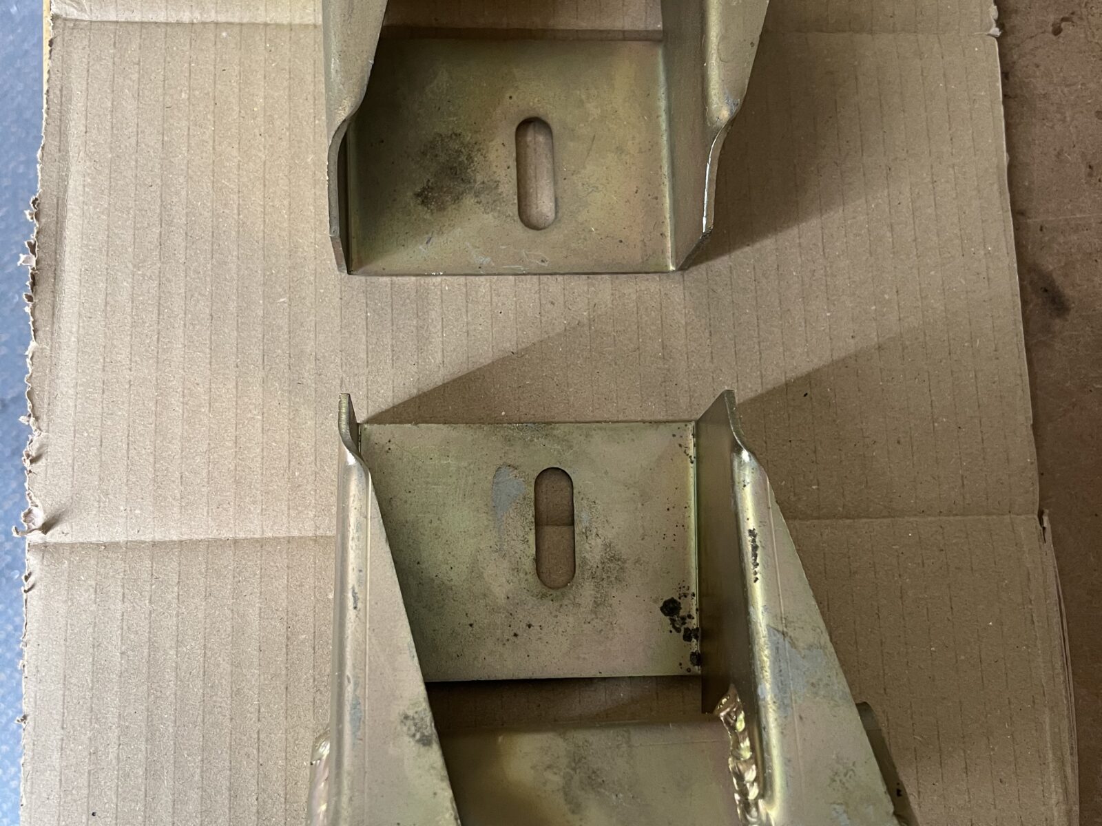 Engine mounting bracket