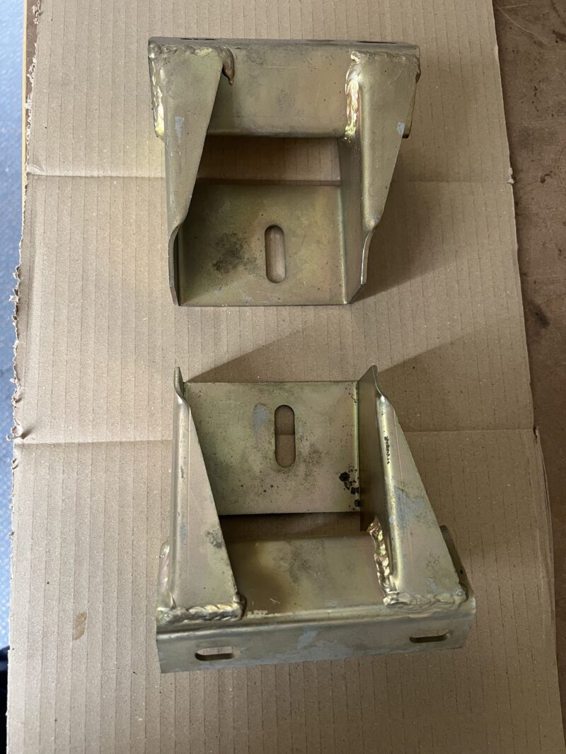 Engine mounting bracket